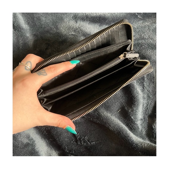 Michael Kors Large Logo Continental Wallet - Picture 4 of 5